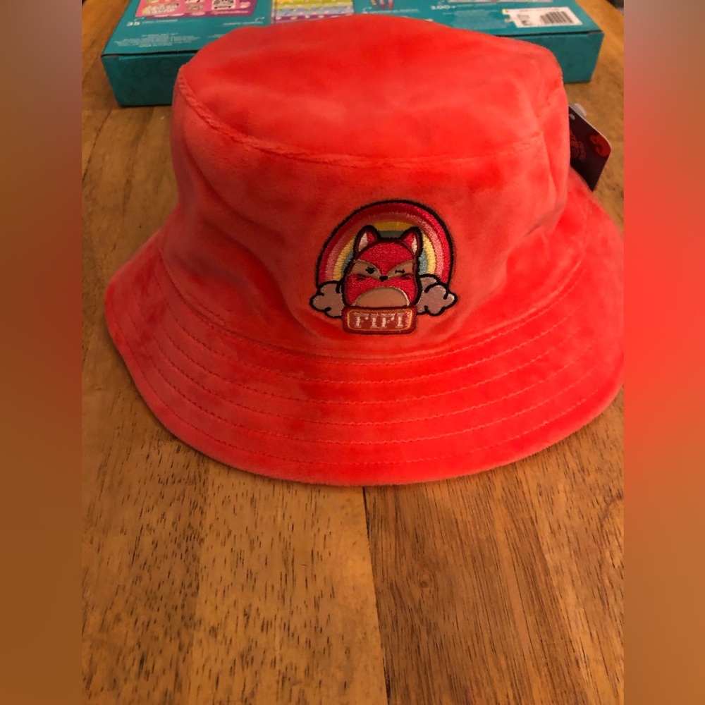 BNWT Squishmallow Hat / Fox 🦊 one size fits most Red velvet